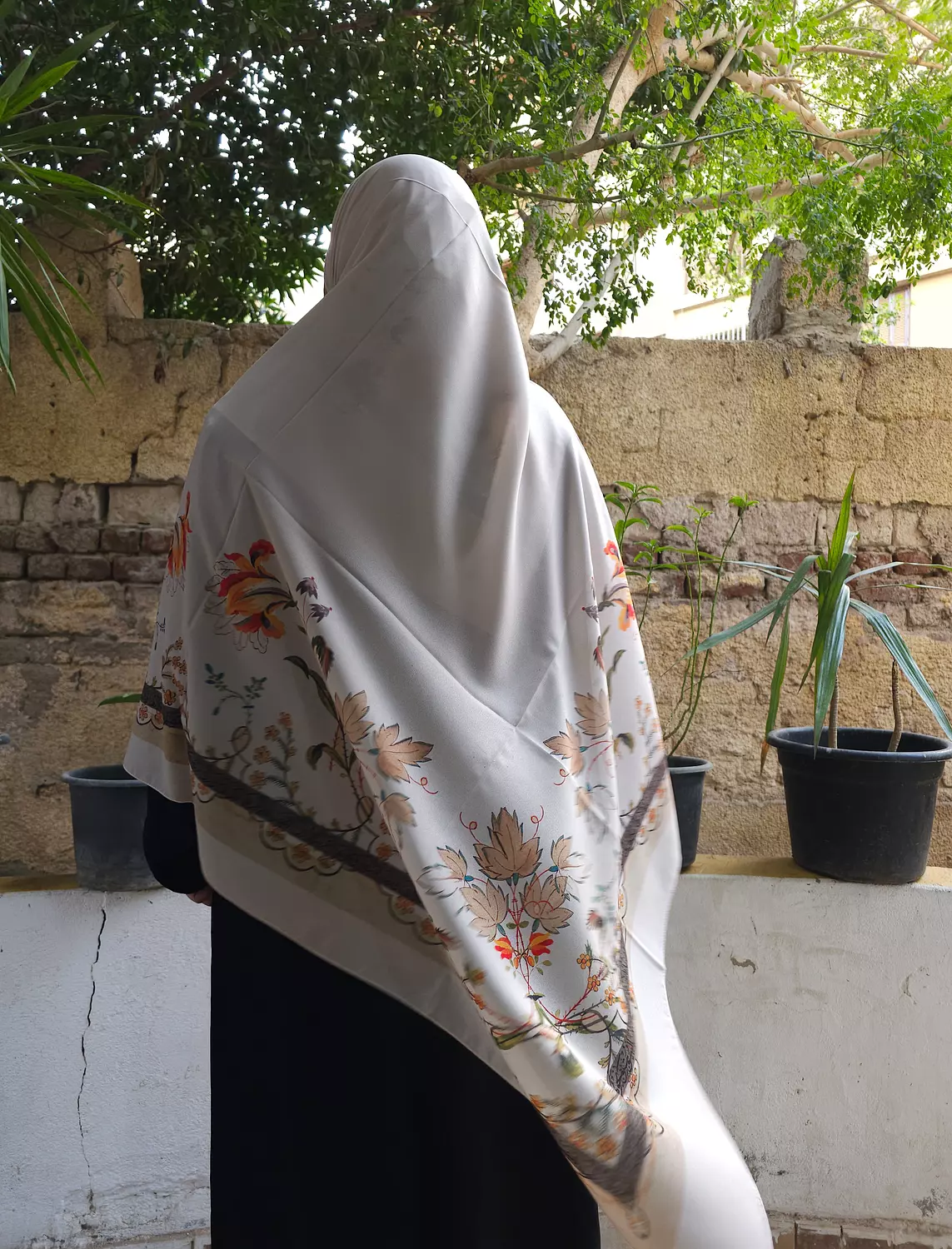 عربيةٌ زانَ القصيدُ بِذِكْرها\خمار  hover image