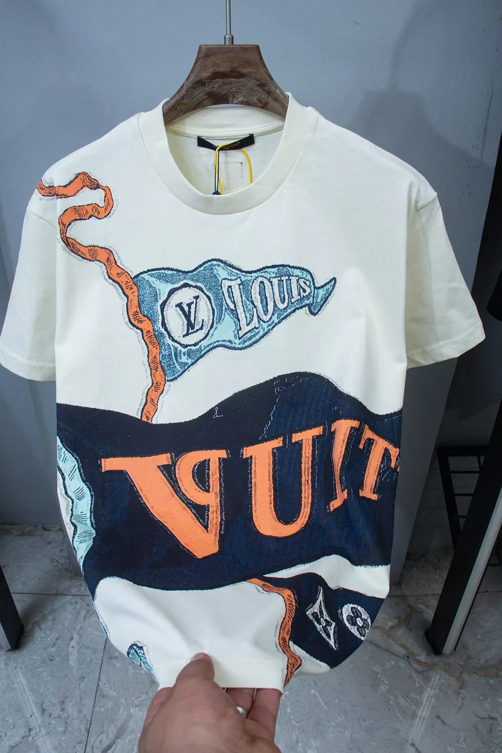 LOUIS VUIITON TSHIRT \ 21130 hover image