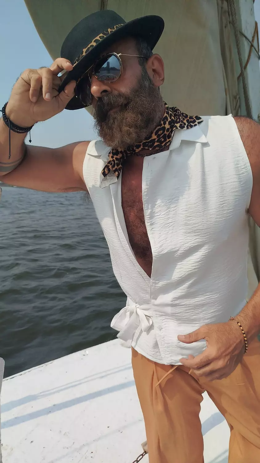 Crossed sleeveless white lenin shirt with side tie  3