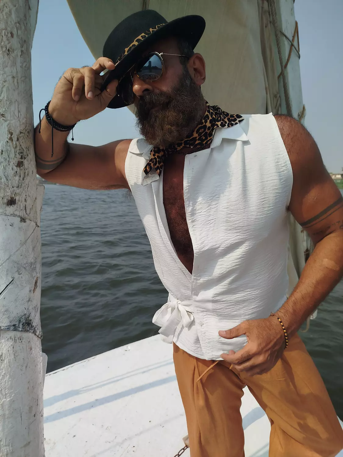 Crossed white lenin sleeveless shirt with side tie  2
