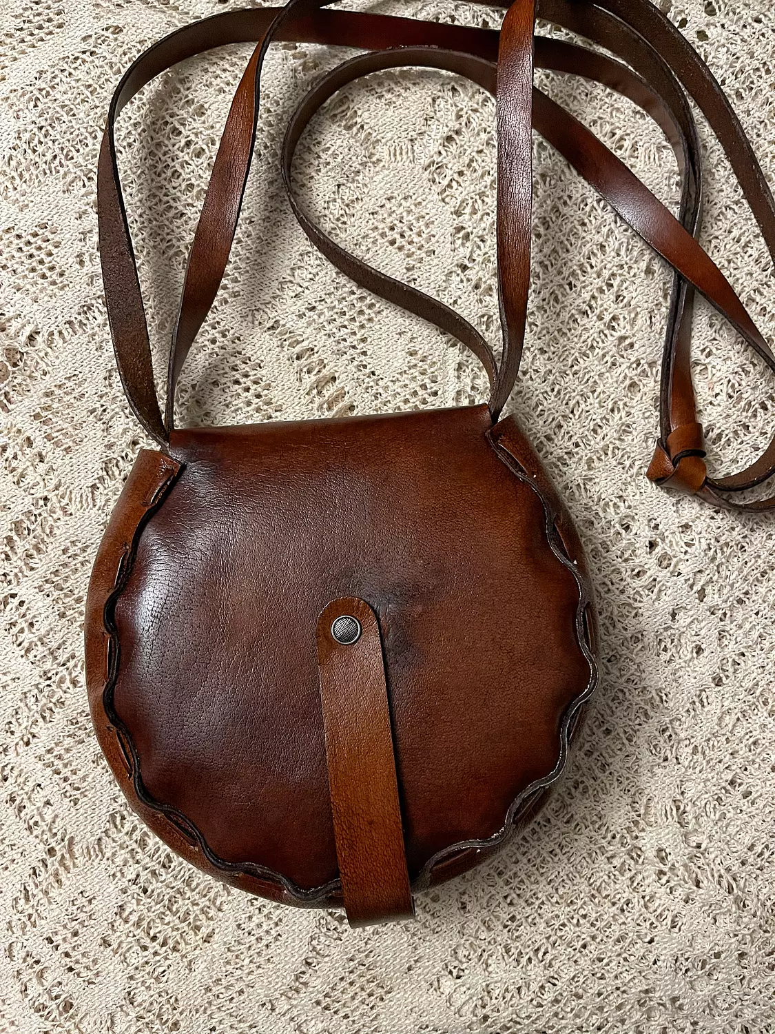 Art Nouveau bloom round leather bag with rotating strap  7