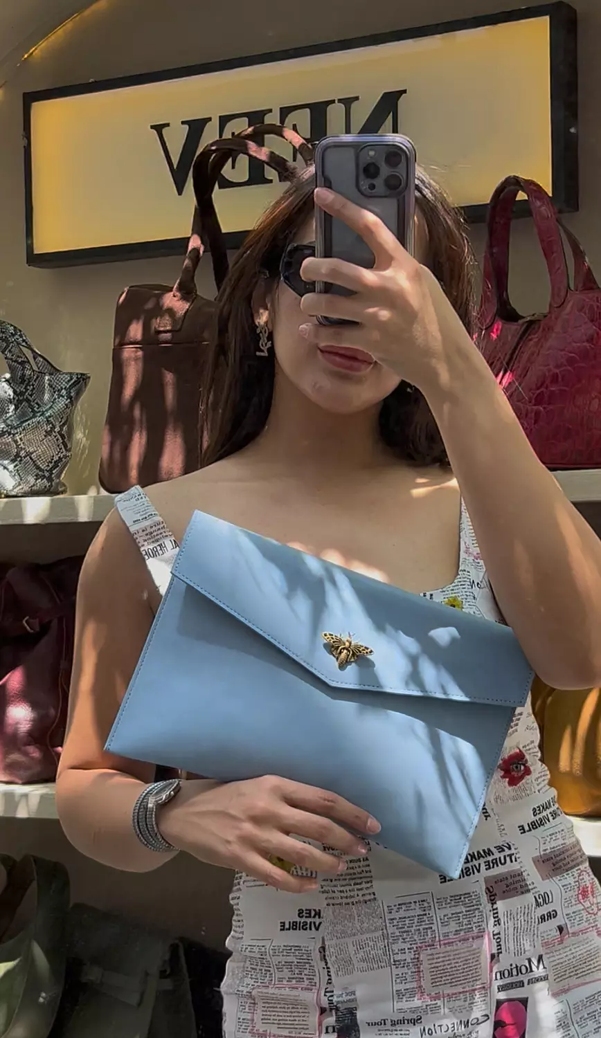 VeeV SkyBee Clutch image