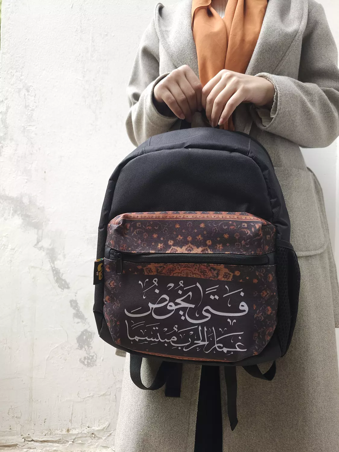 فتى يخوض غمار الحرب مبتسما٢/شنطة hover image