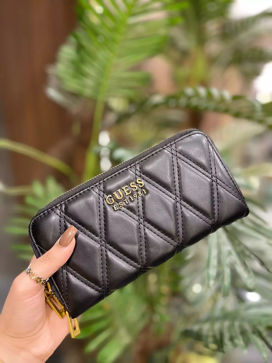Guess Wallet W04 image