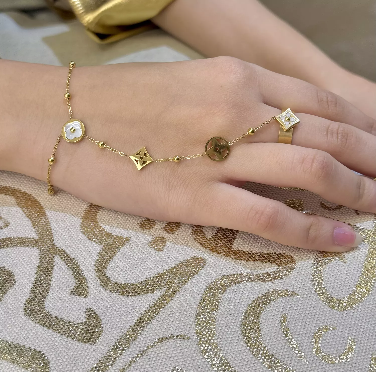 Hand Chain 10 image