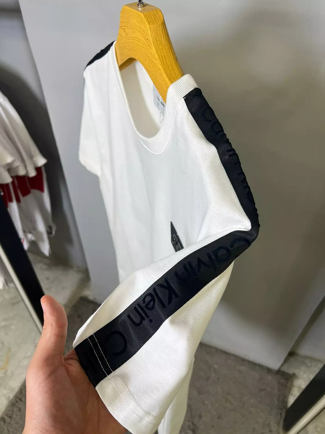 CALVIN KLEIN TSHIRT / 1424 hover image